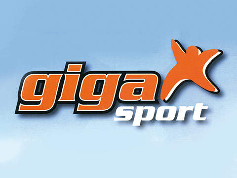 Logo mit „gigasport“ in fettem orangefarbenem und weißem Text auf blauem Hintergrund. Eine stilisierte orangefarbene Figur springt oder hüpft über dem Text.