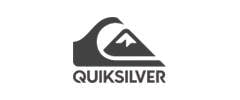 Ein schwarzes Quiksilver-Logo mit einer sich brechenden Welle und einem schneebedeckten Berg darin. Das Wort „QUIKSILVER“ steht darunter in fetten Großbuchstaben.