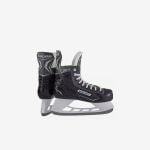 Ein Paar schwarz-silberne Bauer-Eishockey-Schlittschuhe mit weißen Kufen, dargestellt vor einem schlichten weißen Hintergrund.