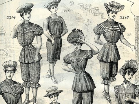 Abbildung von sechs Frauen in klassischer Bademode aus dem 19. Jahrhundert. Jedes Outfit hat Puffärmel und knielange Hosen, und Hüte ergänzen die Ensembles. Im Hintergrund sind schwache Umrisse einer Strandlandschaft zu erkennen.