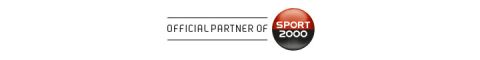 Logo mit dem Text „Offizieller Partner von Sport 2000“. Es besteht aus zwei horizontalen Linien und einem Kreis, der in eine rote und eine schwarze Hälfte geteilt ist, wobei auf der roten Hälfte „Sport“ in Weiß steht und auf der schwarzen Hälfte „2000“ in Weiß.