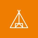 Eine einfache weiße Strichzeichnung eines Campingzelts ist auf einem orangefarbenen quadratischen Hintergrund zentriert. Das Zelt ist mit einer dreieckigen Form und sich kreuzenden Linien dargestellt, was an einen traditionellen Tipi-Stil erinnert.