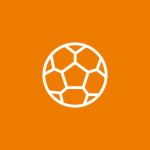 Weißes Fußballsymbol mit einem Sechseck- und Fünfeckmuster auf orangefarbenem Hintergrund.