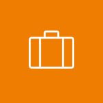 Eine einfache weiße Strichzeichnung eines Koffers ist auf einem orangefarbenen Hintergrund zentriert. Der Koffer hat oben einen Griff und ist mit einem Rechteck in der Mitte und zwei schmaleren Rechtecken auf jeder Seite dargestellt.