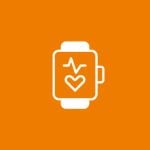 Weißes Smartwatch-Symbol mit einem Herz und einer Pulslinie auf dem Display vor einem orangefarbenen Hintergrund.
