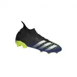 Ein schwarz-neongelber Fußballschuh mit weißen Streifen an der Seite. Der Schuh hat einen hohen Knöchelkragen und kleine Gummispikes an der Sohle, die für Traktion sorgen.
