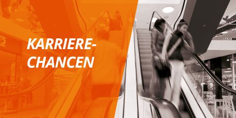 Unscharfes Bild von Menschen auf einer Rolltreppe in einem Einkaufszentrum, mit den deutschen Worten „KARRIERE-CHANCEN“ in Weiß auf einer orangefarbenen Überlagerung auf der linken Seite.