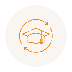 Orangefarbene Strichzeichnung einer Absolventenmütze in einem Kreis mit Pfeilen an den Enden auf hellem Hintergrund, als Symbol für kontinuierliches Lernen.