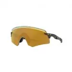 Schlanke Sport-Sonnenbrille im Wraparound-Design mit einer einzelnen orangefarbenen Linse und schwarzem Rahmen. Die Bügel haben ein dezentes Strukturmuster und an der Seite ist ein kleines Logo sichtbar.