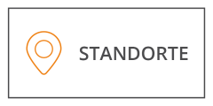 Links ist ein orangefarbenes Stecknadelsymbol zu sehen, rechts davon steht in dunkelgrauer Schrift auf weißem Hintergrund das Wort „STANDORTE“.