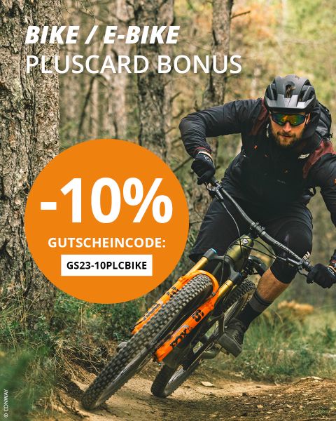 Ein Radfahrer fährt mit seinem Mountainbike im Wald bergab. Das Bild zeigt einen Text mit einem 10%-Rabattcode für den Kauf von Fahrrädern/E-Bikes. Der Code GS23-10PLCBIKE ist in einem orangefarbenen Kreis hervorgehoben.