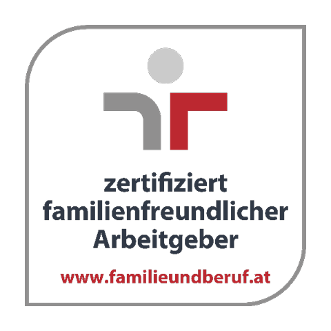 Logo mit einer stilisierten grau-roten Figur über dem Text „zertifiziert familienfreundlicher Arbeitgeber“ und einem Website-Link „www.familieundberuf.at“ darunter.