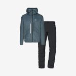 Blaue Kapuzenjacke mit Frontreißverschluss und Brusttasche, gepaart mit einer schwarzen Hose mit geradem Bein, dargestellt auf einem einfarbig weißen Hintergrund.