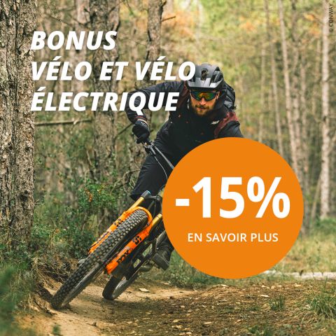 Un cycliste roule sur un chemin forestier avec son VTT. Un texte blanc annonce un "BONUS VÉLO / VÉLO ÉLECTRIQUE", et un cercle orange indique "-15% EN SAVOIR PLUS". La scène fait la promotion d'une réduction de 15% sur les vélos.