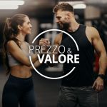 Eine Frau und ein Mann in Sportkleidung lächeln und schütteln sich in einem Fitnessstudio die Hände, wobei der Text "Prezzo & Valore" in einer kreisförmigen Grafik überlagert wird.