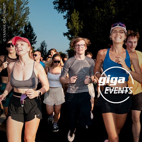 Eine Gruppe von Menschen, die im Freien an einem Lauf teilnehmen.